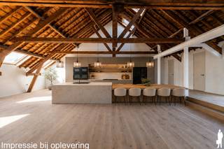 <p><em><strong>Wonen in een beschermd monument, met het comfort van vandaag</strong></em><br />In het hart van Turnhout krijgt één van de meest iconische herenhuizen van de stad een nieuw hoofdstuk. Residentie Het Gerecht is de stijlvolle renovatie van het voormalige Huis Van Hal, een beschermd neoclassicistisch monument uit 1886, ontworpen door architect Pieter-Jozef Taeymans.</p>
<p>Doorheen de jaren deed het gebouw dienst als privéwoning, arbeidsrechtbank en later als decor van het VTM-programma Mijn Pop-Up Restaurant. Vandaag wordt dit uitzonderlijke erfgoed met respect gerestaureerd en omgevormd tot een exclusieve residentie met slechts vier royale villa-appartementen.</p>
<p>Authentieke elementen worden zorgvuldig hersteld, terwijl moderne technieken, hedendaags comfort en een lift discreet worden geïntegreerd. Elk appartement beslaat een volledige verdieping en biedt maximale rust, privacy en ruimte. <br /><br /><em><strong>Het penthouse</strong></em><br />Op de bovenste verdiepingen bevindt zich een uitzonderlijk penthouse van ca. 265 m². De royale leefruimte met open keuken reikt tot in de nok van het dak en wordt overspoeld met daglicht dankzij grote schuiframen en nieuwe dakvlakramen. 's Avonds kijkt u vanuit de woonkamer letterlijk naar de sterrenhemel. Het private dakterras van 14,5 m² geniet van volledige privacy en biedt een prachtig uitzicht over de historische binnenstad. Op de derde verdieping bevinden zich twee slaapkamers, een dressing en een badkamer. Via een elegante trap bereikt u de vierde verdieping met daar een bijzonder charmante slaapkamer met ensuite dressing en badkamer.</p>
<p>Iedere eigenaar beschikt over een private kelderberging (27 tot 39 m²). Daarnaast blijven de historische wijnkelder en authentieke kolenkelder als gemeenschappelijke ruimtes behouden. De lift brengt u bovendien tot in de kelder.</p>
<p>Parkeren doet u onder uw private dubbele carport met aansluitende fietsenstalling. Daarnaast is een gemeenschappelijke afvalberging voorzien.<br /><br /><em><strong>Een hoogwaardige afwerking<br /></strong></em>Het penthouse wordt volledig afgewerkt opgeleverd, met uitzondering van de definitieve schilderwerken. Een nieuwe parketvloer is al geplaatst, en ook de muren en plafonds worden gerestaureerd en alles krijgt reeds een eerste schilderlaag. Voor de keuken en badkamers kiest u zelf de materialen en inrichting. Hiervoor zijn ruime budgetten in de vraagprijs opgenomen.</p>
<p>Ook technisch wordt alles vernieuwd. Het dak en buitenschrijnwerk is volledig nieuw, en het appartement wordt voorzien van domotica, vloerverwarming, een Viessmann-warmtepomp en ventilatie D. Zo geniet u van hedendaags comfort met behoud van het historische karakter.</p>
<p>De appartementen en kelderbergingen worden verkocht onder registratierechten (2% of 12%). Op de carports is 21% btw van toepassing.</p>
<p>De restauratiewerken zijn volop aan de gang. De oplevering wordt verwacht rond het najaar van 2026.</p>
<p><strong>Een beschermd monument, slechts vier exclusieve villa-appartementen en een penthouse dat zijn gelijke in Turnhout nauwelijks kent.<br /></strong></p>
