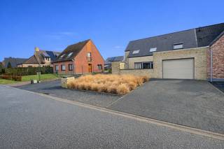 Ruime, gezellige woning op rustige ligging. Deze woning ademt gezelligheid.Indeling van de woning :Gelijkvloers : ruime inkomhal, toilet, woonkamer...