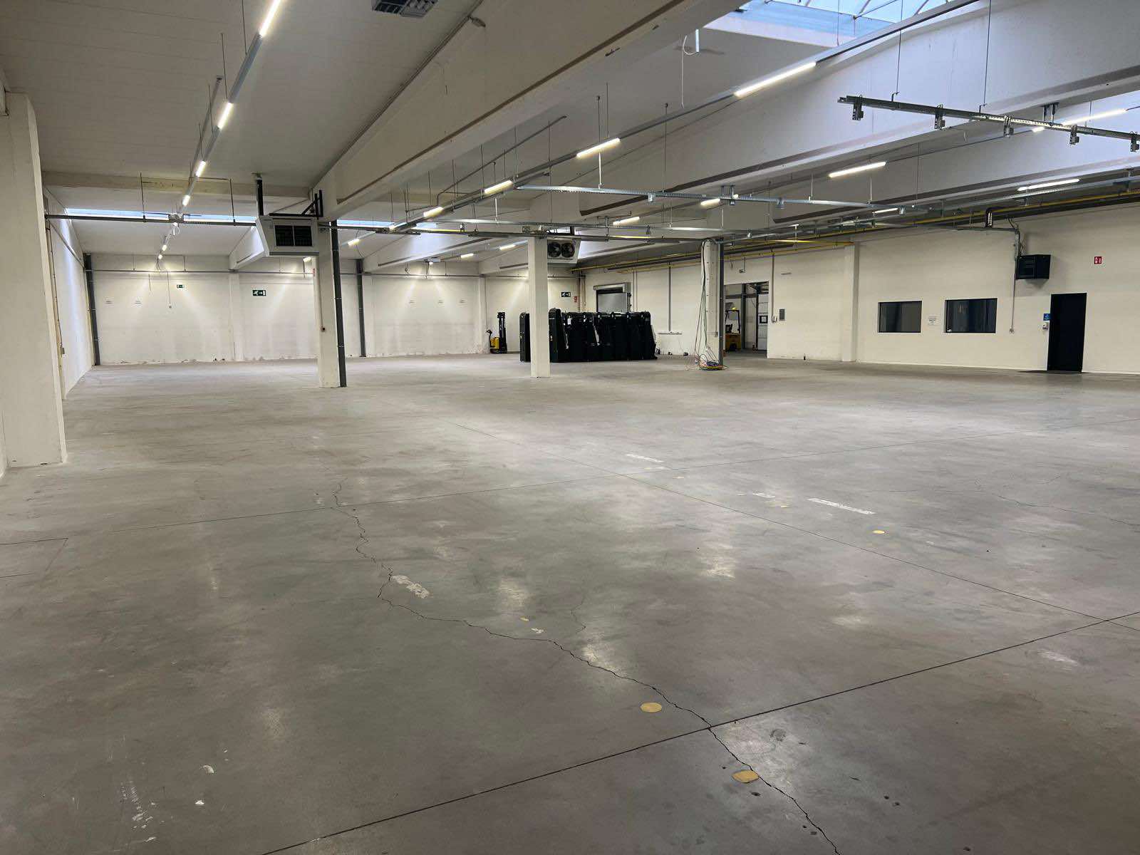 MODERNE MAGAZIJNEN MET KANTOOR EN PRIVEPARKING NABIJ E40  - foto 2