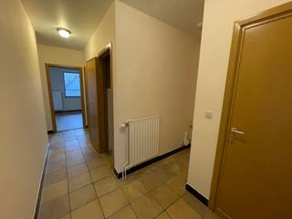 Appartement met interessante ligging, gelegen op de tweede verdieping (links) en bestaande uit: inkomhall met aparte wc, living, ingerichte keuken,...