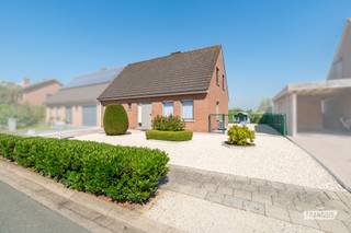 Gelegen in een rustige woonwijk in Wichelen bevindt zich deze uitstekend onderhouden halfopen bebouwing op een perceel van 534 m². Dankzij de verzorgde afwerking, de praktische indeling en het aangename groene uitzicht vormt deze eigendom de ideale thuis voor gezinnen die op zoek zijn naar rust, ruimte en wooncomfort. Via de inkomhal met gastentoilet komt u terecht in de lichtrijke woon- en eetkamer. De grote raampartijen zorgen voor een overvloed aan natuurlijk licht en creëren een warme, aangename leefomgeving. Aansluitend bevindt zich de keuken, die een mooi zicht biedt op de tuin en eenvoudig bereikbaar is vanuit de leefruimte. Verder beschikt het gelijkvloers over een ruime inpandige garage met een afzonderlijke hoek die perfect ingericht is als wasplaats of extra bergruimte. Op de eerste verdieping bevinden zich drie volwaardige slaapkamers, een badkamer en een praktische berging. Dankzij de functionele indeling biedt de woning alle ruimte die een gezin nodig heeft. Ook buiten werd de woning met veel zorg onderhouden. De verzorgde tuin beschikt over een ruim terras waar u in alle rust kan genieten van het groene uitzicht. Daarnaast is er een praktische tuinberging voorzien voor het opbergen van tuinmateriaal, fietsen of extra stockage. De combinatie van de rustige ligging, de uitstekende staat van onderhoud en het verzorgde perceel maakt van deze woning een unieke opportuniteit voor wie op zoek is naar een instapklare gezinswoning in een aangename woonomgeving. Interesse in deze woning in Wichelen? Vraag vandaag nog uw bezoek aan via Immo Francois.<br /><br />