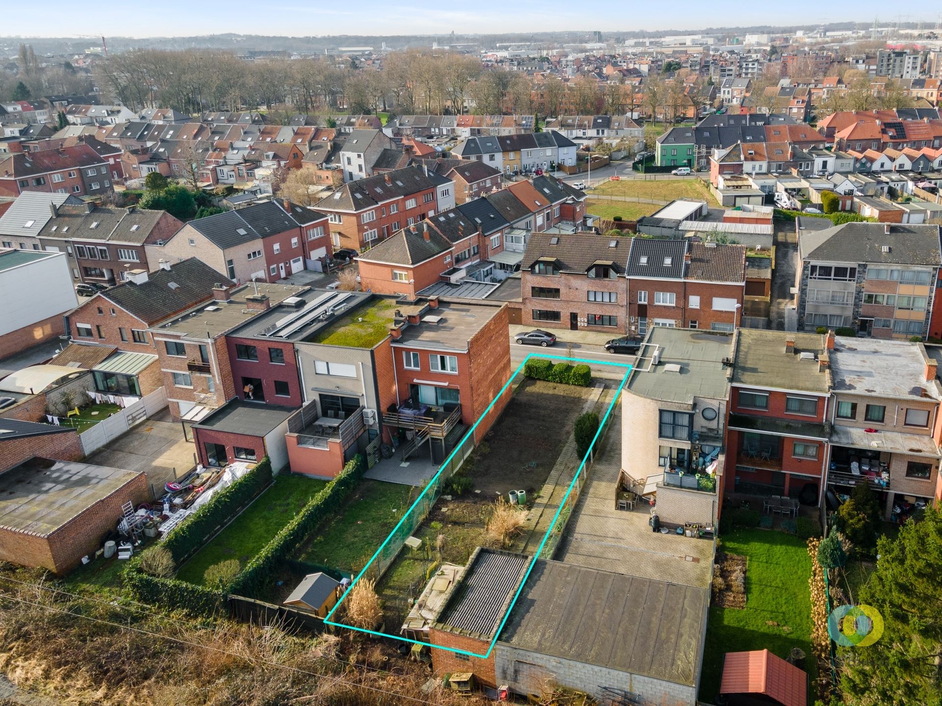 Vergunde bouwgrond voor 3 appartementen en 2 carports - foto 4