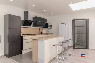 <p><span>HOBOKEN | INSTAPKLARE WONING MET DRIE SLAAPKAMERS, TWEE BADKAMERS EN TERRAS | EPC B | </span></p><p><span>Indeling als volgt : gelijkvloers : inkomhal - slaapkamer - badkamer met douche, lavabo en toilet - open geïnstalleerde leefkeuken - salon met schuifdeur naar het groot terras.</span></p><p><span>Eerste verdieping: traphal - grote slaapkamer met mezzanine - badkamer met douche, toilet en lavabo - kleine slaapkamer. </span></p><p><span>Elektrische installatie conform het AREI. </span></p><p><span>Deze woning is gunstig gelegen in de nabijheid van scholen, openbaar vervoer en scholen.</span></p><p><span> </span></p>