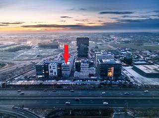 Kantoorruimte te huur met een oppervlakte vanaf ca. 453m² tot ca. 1.359m² op topligging in Roeselare.Gelegen op het Westwing park in Roeselare.Toplocatie nabij de autostrade E403 afrit Roeselare-Rumbeke. het kantoor heeft visibiliteit vanaf de autostrade.Centraal gelegen in West-Vlaanderen. Ook de nabije aanwezigheid van de hoofdcampus van AZ Delta Roeselare-Menen-Torhout bevestigt de centrale ligging.Het park speelt in op de huidige transformaties in de kantorenmarkt, zo wordt er ingezet op:&gt; centrale buitenruimte die als ontmoetingsplaats of recreatieruimte benut kan worden&gt; de aanwezigheid van voldoende private parking&gt; de aanwezigheid van een publieke parkeertoren&gt; een bushalte op de site&gt; horeca op de site&gt; gemeenschappelijke binnenruimtes om te eten of te ontspannen &gt; gemeenschappelijke vergaderzalen en lounge&gt; gemeenschappelijk afvalbeheer via afvalcontainersSpecificaties kantoorgebouw:- kantoor vanaf ca. 453 m² netto, ca. 515m² bruto inclusief gangen en sanitair op het eerste, tweede en/of derde verdiep- bouwjaar: +/- 2000- gesplitst sanitair aanwezig per niveau- systeemplafond met verlichting- computervloerIn samenspraak met de eigenaar kan het kantoor volledig open gemaakt worden en voorzien worden van nieuwe vloerbekleding, nieuwe plafondtegels, ...Bent u op zoek naar bedrijfsvastgoed bestaande uit een kantoor te huur in Roeselare? Aarzel dan niet om ons te contacteren op het nummer 051 21 22 23.