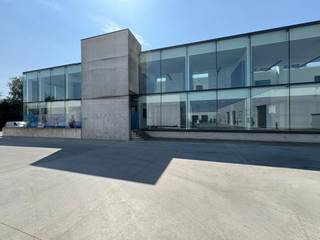 Moderne kantoorruimte van 797 m² te huur op toplocatie langs de Kortrijkseweg (N43)Deze instapklare kantoorruimte bevindt zich op het gelijkvloers en...
