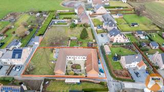 GERAARDSBERGEN - Hoeve met studio <br /><br />In het hart van de Vlaamse Ardennen bieden wij een prachtige, in het erfgoed opgenomen vierkanthoeve aan die vandaag dient als vakantiewoning en aparte studio.<br />Deze charmante accommodatie combineert authentiek karakter met hedendaags comfort en is de ideale plek om tot rust te komen in een groene, landelijke omgeving.<br /><br />De vakantiewoning beschikt over drie comfortabele slaapkamers, een ruime en gezellige living en een grote eetplaats waar samen tafelen centraal staat. Verder is er een badkamer met douche en toilet, een modern ingerichte keuken met alle nodige voorzieningen, een aangename veranda, een ontspanningsruimte en een speelkamer. Op de verdieping is een zolder die men naar eigen noden kan inrichten.<br />De studio beschikt over een leefruimte, een keuken, een badkamer en een slaapkamer.<br /><br />Grote troef zijn zeker de opslagmogelijkheden, +/-200m².<br /><br />Wenst u een bezoek aan deze unieke eigendom in zijn streek, aarzel niet om ons te contacteren: 053/60.65.66<br /><br />De vermelde prijs is een richtprijs. Na ontvangst van de biedingen zal de verkoper beslissen of hij/zij de eigendom verkoopt aan het beste bod. De richtprijs is aldus niet bindend voor de verkoper.