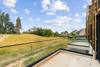 <br />Modern appartement in een nieuwbouwproject met centrale ligging in Grimbergen.<br /><br />Dit stijlvolle appartement maakt deel uit van een nieuwbouwproject met 11 appartementen en combineert hedendaags wooncomfort met een uitstekende ligging in Grimbergen. Dankzij de mogelijkheid tot aankoop aan 6% btw vormt dit een interessante opportuniteit voor zowel eigen bewoning als investering. Het appartement beschikt over een doordachte indeling met veel aandacht voor licht en leefruimte. Bovendien zorgen de privatieve terrassen en tuinen samen met de ruime gemeenschappelijke tuin voor een aangename buitenbeleving. De centrale ligging biedt een vlotte verbinding naar winkels, openbaar vervoer en belangrijke invalswegen.<br /><br />Belangrijkste ruimtes:<br />• Lichtrijke woonkamer met open leefruimte<br />• Open keuken met moderne indeling en praktische aansluitingen<br />• Terras en/of privatieve tuin voor extra buitenruimte<br />• Ruime gemeenschappelijke tuin toegankelijk voor bewoners<br />• Kelder en staanplaats aanwezig <br /><br /><br />Troeven:<br />• Nieuwbouwproject met 11 moderne appartementen<br />• Mogelijkheid tot aankoop aan 6% btw<br />• Centrale ligging met terrassen, tuinen en gemeenschappelijke tuin<br /><br />Neem vandaag nog contact op met je ERA-makelaar voor meer informatie of een bezoek.<br /><br />JOUW DROOMAPPARTEMENT. ZO GEVONDEN!