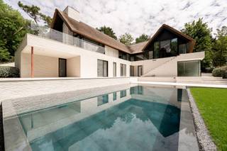 Offre exceptionnelle d'une belle villa neuve, idéalement située au Zoute sur un très grand terrain, au Boslaan, à proximité du Royal Zoute Golf...