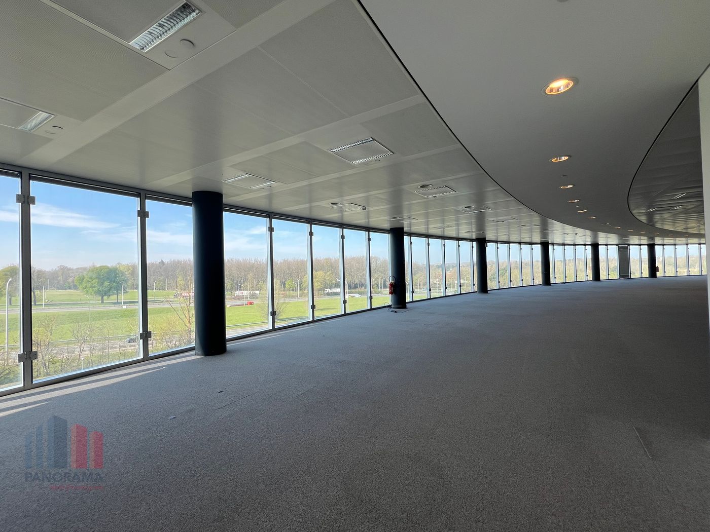 Bureaux de 911 m² à location phénoménale, visibilité du R0 & A12 - photo 1