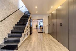 Volledig gerenoveerde woning met 4 slaapkamers en multifunctioneel overdekt terras in OostmalleOp een vlot bereikbare locatie in Oostmalle bevindt...