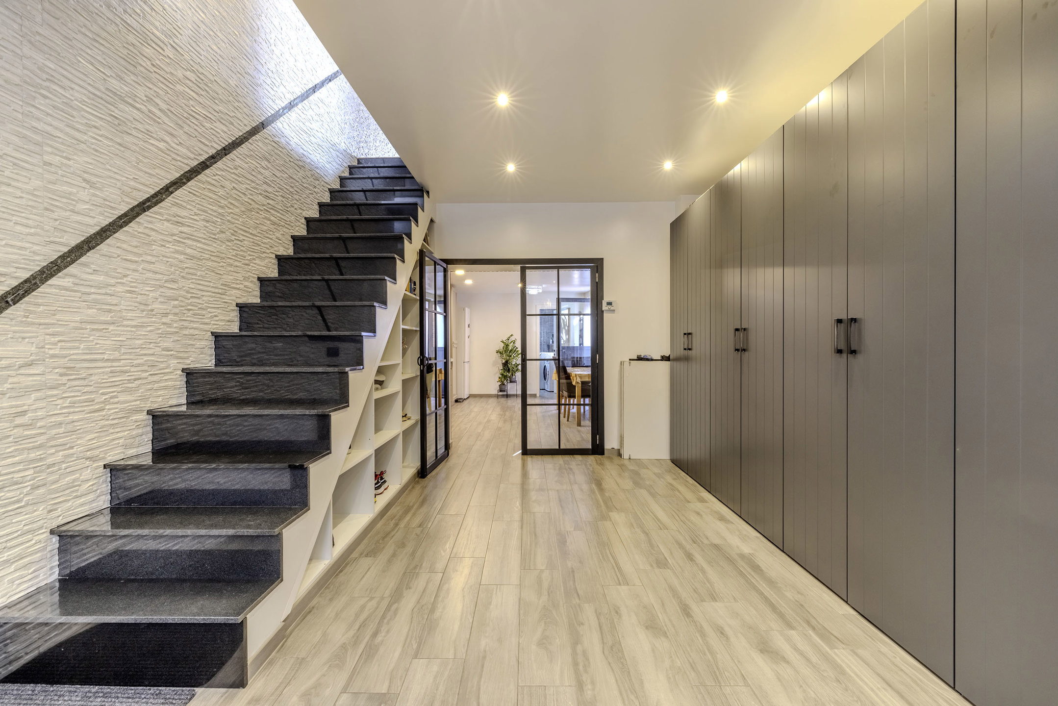 Volledig gerenoveerde woning met 3 slaapkamers en bijgebouw - foto 2