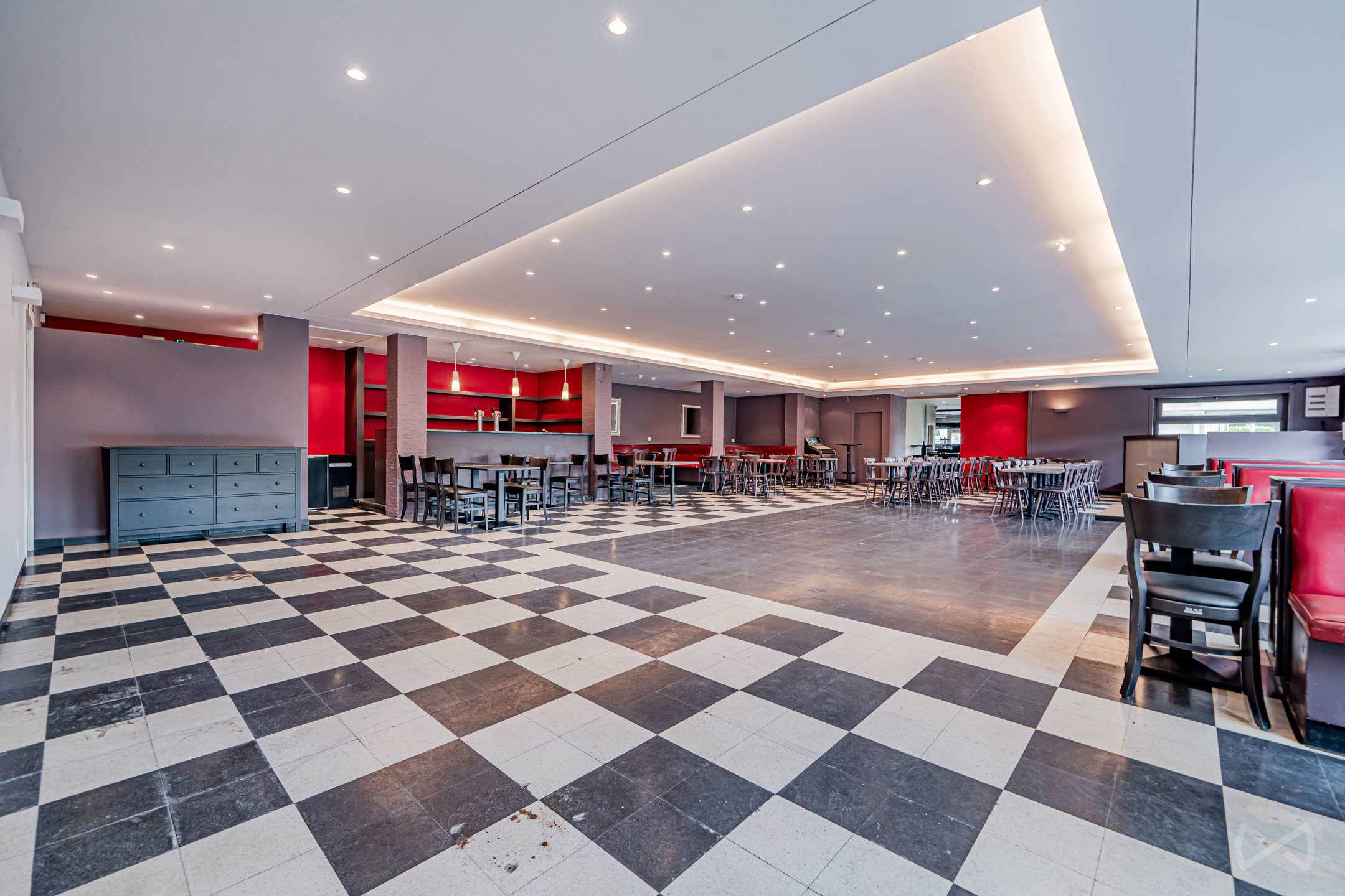 Gemengd gebouw: bar / restaurant, feestzaal, winkel, huis - foto 2