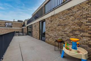 Dit recent gebouwde appartement van 74,2m2 + terras( 34 m²) is gelegen op de eerste verdieping van de residentie: STROPKEN te Massemen.Op een...