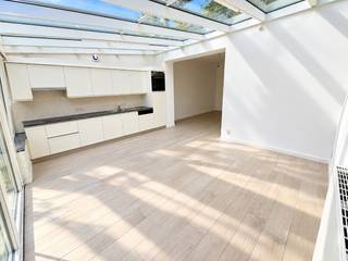 zeer aangenaam speciaal gelijkvloers appartement met 1 slaapkamer en tuin <br />hal, aparte w.c., gerenoveerde badkamer met inloopdouche en modern badmeubel, ruime berging, slaapkamer verder nog een zeer speciale living met veel lichtinvallen en open ingerichte keuken <br />zicht op tuin <br />fietsen en afvalberging aanwezig in gebouw