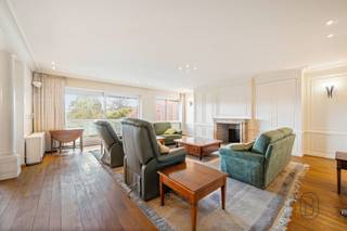 <p><strong>Appartement exclusif de pas moins de 184 m² au cœur de Waregem !</strong></p><p><strong>Disposition :</strong> vaste hall d’entrée, spacieux et lumineux séjour (placards intégrés, parquet, cheminée décorative) avec salle à manger attenante, cuisine entièrement équipée et pratique buanderie/arrière-cuisine. L’appartement comprend également 2 grandes chambres, toutes deux équipées de placards intégrés, ainsi que 2 salles de bains (dont une avec baignoire jacuzzi), offrant un confort et une intimité optimaux.</p><p>Vous profiterez également d’une agréable terrasse orientée plein sud, idéale pour se détendre en toute tranquillité.</p><p>L’appartement dispose en outre de 2 caves privatives offrant un espace de rangement supplémentaire.</p><p>Possibilité d’acquérir un ou plusieurs garages souterrains (35.000 € par garage).</p><p><strong>ATOUTS :</strong></p><ul><li>Appartement exceptionnellement spacieux de 184 m²</li><li>Situation centrale à proximité des commerces, restaurants et transports en commun</li><li>Grand séjour lumineux</li><li>Cuisine entièrement équipée avec buanderie pratique</li><li>2 chambres spacieuses avec placards intégrés</li><li>2 salles de bains complètes</li><li>Agréable terrasse orientée plein sud</li><li>2 caves privatives incluses</li><li>Possibilité d’achat de garage(s) souterrain(s)</li><li>Confort de vie optimal avec toutes les pièces sur un seul niveau</li></ul><p><strong>En résumé, une opportunité unique pour ceux qui recherchent un appartement spacieux, confortable et idéalement situé, avec des finitions de qualité.</strong></p><p><strong>Plus d’informations ou une visite ? Contactez-nous : charlotte@immobeguin.be</strong></p>