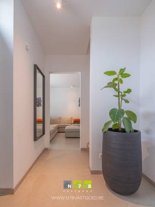 <span><strong>VRIJSTAANDE WONING MET 4 SLAAPKAMERS OP EEN PERCEEL VAN 4A 67CA TE MAASEIK <br /><br />TROEVEN<br /></strong>- Instapklare woning met een zeer ruime bewoonbare oppervlakte.<br /><span>- Woning afgewerkt met hoogwaardige en kwalitatieve materialen (binnendeuren, keuken, inbouwkasten, ...).<br />- Moderne keuken met eiland en apparatuur.<br /></span>- 4 slaapkamers en 2 badkamers.<br /><span>- Gunstige ligging in een doodlopende straat en kort bij de Nederlandse grens.</span><br /><span>- EPC-label A: energiezuinige woning!</span><br /><span>- Voorzien van zonnepanelen en airco.</span><br /><span>- Volledig omheind.<br />- Zuidgerichte tuin met overdekt terras en zwembad.</span><br /><strong><br />GELIJKVLOERS 00 (91,55 m²)<br /></strong>- Inkomhal (0,92 m x 1,74 m + 1,10 m x 2,74 m = 4,61 m²): tegelvloer.<br />- Woonkamer 1 (1,50 m x 1,50 m + 4,87 m x 5,01 m = 26,64 m²): tegel- en parketvloer.</span><br /><span>- Keuken (3,88 m x 3,55 m = 13,77 m²): keukenwand (onderkasten, bovenkasten, lades, oven, microgolfoven koelkast en vaatwasser), keukeneiland (inductiekookplaat, dampkap, werkblad en spoelbak), tegel- en parketvloer.</span><br /><span>- Toilet (1,74 m x 1,09 m = 1,89 m²): hangtoilet, spoelbakje, tegelvloer.</span><br /><span>- Wasplaats (2,55 m x 3,37 m = 8,59 m²): onderkasten, bovenkast, spoelbak, aansluiting wasmachine en droogkast, tegelvloer.<br />- Eetkamer (3,88 m x 3,55 m = 13,77 m²): tegel- en parketvloer.<br />- Woonkamer 2 (6,35 m x 3,51 m = 22,28 m²): tegelvloer.</span><br /><br /><span><strong>VERDIEPING</strong> <strong>+01 (98,54 m²)</strong></span><br /><span>- Overloop (2,74 m x 1,00 m + 1,60 m x 4,72 m = 10,29 m²): trap naar de tweede verdieping, tegelvloer.<br />- Badkamer 1 (3,51 m x 2,88 m = 10,10 m²): <span>dubbele lavabo met onderkast en spiegel met verlichting, ligbad, inloopdouche, </span>tegelvloer.<br />- Slaapkamer 1 (1,20 m x 0,60 m + 8,42 m x 3,51 m = 30,27 m²): PVC laminaatvloer.<br />- Slaapkamer 2 (1,90 m x 2,68 m + 4,87 m x 2,95 m = 19,45 m²): inloopdressing, PVC laminaatvloer.<br />- Slaapkamer 3 (2,68 m x 1,89 m + 1,00 m x 1,39 m + 2,89 m x 4,87 m = 20,52 m²): inloopdressing, PVC laminaatvloer.<br />- Badkamer 2 (2,89 m x 2,74 m = 7,91 m²): <span>dubbele lavabo met onderkast en spiegel met verlichting, ligbad, t</span>egelvloer.<br /><br /><strong>VERDIEPING</strong> <strong>+02 (53,87 m²)</strong><br /></span><span>- Slaapkamer 4 (4,60 m x 6,66 m = 30,63 m²): PVC laminaatvloer.<br /></span><span>- Berging (1,60 m x 2,74 m + 3,56 m x 5,30 m = 23,24 m²): PVC laminaatvloer.</span><br /><br /><span><strong>EXTERIEUR</strong></span><br /><span>- Volledig omheind.<strong><br /></strong>- Carport aanwezig.<br />- <span>Zuidgerichte tuin met overdekt terras en zwembad.</span><br /><br /><strong>ZONNEPANELEN</strong><br />- 15 zonnepanelen.<br />- In de verkoopprijs zit het volledige zonnepanelensysteem begrepen (zonnepanelen, omvormer, collectoren e.a. toebehoren).<br /><br />Bekijkt u deze advertentie via een aanverwante vastgoedsite, surf dan zeker naar onze website <strong>www.N78vastgoed.be</strong> voor een uitgebreide beschrijving en foto's. <strong>Meer info: +32 (0)89 86 18 88 of info@N78vastgoed.be.</strong></span>