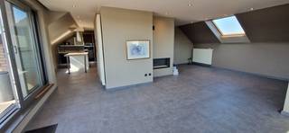<strong>Welgelegen en perfect onderhouden DUPLEX APPARTEMENT (bj '04) met hoogwaardige afwerking van  138 m² met een  terras van 60 m² en aparte ondergrondse garage. Lift komt tot in het appartement zelf.</strong><br />Indeling: inkom, apart wc met lavabo, hall met inbouwkast, ruime living met full option ingerichte keuken, berging/wasplaats,  groot terras, verdiep: 3 ruime slaapkamers (één met inbouwkasten), volledig ingerichte badkamer met hoekbad, douche, dubbel lavabomeubel, apart wc met lavabo;  garage en aparte kelder. Vloeren: tegels + laminaat; cv aardgas, gashaard + airco. De slaapkamers zijn op de 2de verdieping en de leefruimten op de 3 verdieping.<br />Directe  verbindingen met E40, station, Centrum, winkels,…<br /> 