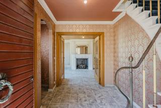 Deze charmante woning, gelegen in het centrum van Kuurne, biedt een unieke combinatie van licht, ruimte, karakter en tal van uitbreidingsmogelijkheden. Dankzij de centrale ligging bevinden winkels, scholen, openbaar vervoer en andere dagelijkse voorzieningen zich op wandelafstand.<br /><br />Via de ruime inkomhal met gastentoilet kom je binnen in een woning die meteen haar authentieke charme prijsgeeft. Een prachtige dubbele deur leidt naar de lichtrijke leefruimte, waar stijlvolle elementen zoals de marmeren haard en de sierlijke moulures aan muren en plafonds meteen de aandacht trekken. Het grote schuifraam zorgt voor een aangename lichtinval en biedt een mooi zicht op de tuin, waardoor binnen en buiten naadloos in elkaar overvloeien.<br /><br />Aansluitend bevindt zich de keuken met daarachter een praktische wasberging, die eveneens toegang geeft tot de tuin. Onder de wasberging bevindt zich een koele kelder, ideaal voor extra opslagruimte. Buiten geniet je van een ruim terras van maar liefst 38 m², een heerlijke plek om te ontspannen of gezellig samen te zijn met familie en vrienden. Het terras kijkt uit op de grote, zonnige tuin die niet alleen veel privacy biedt, maar ook interessante toekomstmogelijkheden heeft. Volgens de geldende voorschriften bestaat de mogelijkheid om achteraan de tuin een bijkomende garage te bouwen of een uitweg te creëren via de achterliggende weg die aansluit op de Bavikhoofsestraat.<br /><br />Op de eerste verdieping vormt de ruime nachthal met ingemaakte kasten het centrale punt van de woning. Van hieruit bereik je twee volwaardige slaapkamers en de badkamer. Ook de zolder biedt heel wat potentieel. Door het plaatsen van een vaste trap kunnen hier eenvoudig nog twee extra kamers worden ingericht, ideaal voor een groter gezin, hobbyruimte of thuisbureau.<br /><br />Een belangrijke troef van deze eigendom is de reeds aanwezige ruime garage, perfect voor het stallen van fietsen, motoren of als extra bergruimte. Bovendien beschikt de woning over betonnen gewelven, wat bijdraagt aan een solide en duurzame constructie. Wie nood heeft aan extra woonruimte, zal de aanwezige uitbreidingsmogelijkheden zeker weten te waarderen, zowel op het gelijkvloers als via een eventuele opbouw op de eerste verdieping.<br /><br />Boven de garage bevindt zich bovendien nog een tweede zolderruimte, wat zorgt voor extra opslagmogelijkheden. <br /><br />Waarom net dit aanbod overwegen?<br /><br />✔ veel lichtinval<br />✔ authentieke elementen<br />✔ nabij centrum<br />✔ geen renovatieplicht<br />✔ zonneterras<br />✔ grote speeltuin<br />✔ extra kamer(s) mogelijk op zolder<br />✔ uitweg achteraan<br />✔ mogelijkheid tot plaatsing van extra garage<br /><br />Interesse, bel 0486 05 88 88<br />Attesten & documenten: www.nestr.be
