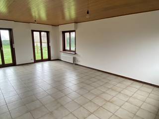 Deze ruime woning staat te huur in Olsene. De woning is perfect voor wie op zoek is naar een gezellige en rustige plek om te wonen. Met drie slaapkamers, een ruime woonkamer en een mooie tuin is deze woning ideaal voor een gezin of koppel.<br /><br />De woning is gelegen in een rustige buurt en vormt de perfecte plek om te genieten van het dorpsleven, terwijl alle nodige voorzieningen binnen handbereik blijven.<br /><br />De woning is goed onderhouden en instapklaar. De ruime woonkamer biedt voldoende plaats voor gezellige avonden met familie en vrienden, en de keuken is voorzien van alle nodige toestellen. De drie slaapkamers zijn ruim en lichtrijk en bieden voldoende privacy voor iedereen in het gezin.<br /><br />De badkamer beschikt over een ruime inloopdouche.<br /><br />De tuin is een oase van rust en groen, perfect om te genieten van zonnige dagen en gezellige barbecues. Dankzij de garage met automatische poort en extra bergruimte is er bovendien voldoende plaats voor het opbergen van fietsen, tuinmeubelen en andere spullen.<br /><br />Neem gerust contact op voor meer informatie of een bezichtiging.<br /><br />- Beschikbaar: 01/08/2026<br />- EPC: 351 kWh/m² jaar<br /><br />Voorzieningen<br />- Verwarming op stookolieketel