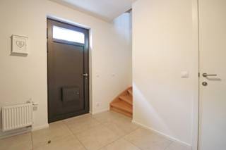 Gezellige stadswoning met garage op wandelafstand van ziekenhuis, scholen, handelszaken,...De woning bestaat uit 4 niveaus: Het gelijkvloers bestaat...