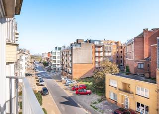 Op een rustige ligging, vlakbij zee, duinen en op wandelafstand van het centrum van Koksijde Bad, treffen we PRACHTIGE appartement met 2 slaapkamers en duurzame materialen aan in residentie Wellington. <br /><br />Dit instapklare pand onderging enkele jaren geleden een totaalrenovatie met duurzame materialen. Daarnaast geniet de leefruimte van een zuidgerichte oriëntatie waardoor het er heel aangenaam vertoeven is.<br /><br />Dit appartement werd als volgt ingedeeld: inkomhal met vestiaire | volwaardige slaapkamer met dubbel bed | volledig uitgeruste en halfopen keuken | zonnige leefruimte | volwaardige slaapkamer met ingemaakte kasten en dubbel bed | badkamer voorzien van inloopdouche en lavabo in meubel | afzonderlijk toilet.<br /><br />Verder bezit dit appartement over een privatieve kelder en een vlot toegankelijke, gemeenschappelijke fietsenberging in het gebouw. <br /><br />Op zoek naar een zonnig appartement met duurzame materialen vlakbij zee? Contacteer ons vandaag nog voor een afspraak ter plaatse!