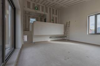 HERZELE - Ontdek <strong>Woonpark Truweel</strong>, een uniek woonproject in het hart van Herzele met 18 Bijna-Energie-Neutrale (BEN) woningen. Hier geniet je van toekomstgericht comfort, energiezuinig wonen en een aangename groene leefomgeving.<br /><br />
<h3><strong>Comfortabel & toekomstgericht wonen</strong></h3>
Elke woning is uitgerust met de <strong>nieuwste technologieën</strong> voor een <strong>maximaal wooncomfort</strong> en een minimaal energieverbruik: geothermische warmtepomp met koeling, zonnepanelen, vloerverwarming in alle leefruimtes, ventilatiesysteem D met warmterecuperatie, regenwaterput, laadvoorziening voor elektrische wagen,... De woningen zijn <strong>licht, ruim en functioneel ingedeeld</strong> met hoogwaardige afwerking. Elke woning beschikt over een <strong>privéparkeerplaats </strong>en een aparte berging, ideaal voor fietsen, tuinmateriaal of extra opslagruimte.<br /><br />
<h3><strong>Samen genieten van groen & ruimte</strong></h3>
Geniet van het beste van twee werelden: een <strong>ruime gemeenschappelijke tuin</strong> waar bewoners kunnen ontspannen, samenkomen of kinderen veilig kunnen spelen en <strong>een privé terras</strong> bij elke woning voor je eigen rustmomenten. Daarnaast is er een <strong>polyvalente ruimte</strong> op het domein, perfect als ontmoetingsplaats, coworking plek, of voor gemeenschappelijke activiteiten.<br /><br />
<h3><strong>Centrale ligging & slimme investering</strong></h3>
Dankzij de uitstekende verbindingen ben je in een mum van tijd in <strong>Aalst, Zottegem of Gent</strong>. Zo woon je rustig en groen, zonder in te boeten op mobiliteit. Door het gunstig E-peil geniet je bovendien van korting op de onroerende voorheffing gedurende de eerste vijf jaar. <br /><br />Kortom: wonen zoals het hoort. Duurzaam, comfortabel en verbonden!<br /><br />Ontdek jouw nieuwe thuis vandaag! <br />Bel ons voor meer informatie of een bezoek: <strong>053 / 60 65 60</strong>.