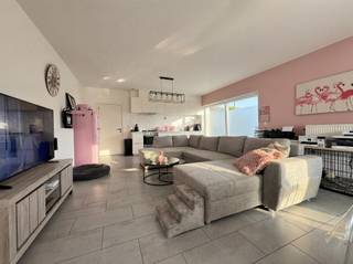 <p><span>NL. Telefonisch worden geen bezoekmomenten geregeld. Wenst u een bezoek? Gelieve dan het invulveld van deze website te vervolledigen met uw naam, uw telefoonnummer en uw e-mailadres. Wij zullen u vervolgens uitnodigen voor een bezichtiging.</span></p><p><span>FR. Aucune visite n'est organisée par téléphone. Vous souhaitez une visite ? Remplissez le formulaire de ce site web en indiquant votre nom, votre numéro de téléphone et votre adresse e-mail. Nous vous inviterons ensuite à une visite.</span></p><p><span>EN. Visits will not be arranged by phone. Would you like a visit? Then please complete the form on this website with your name, phone number and e-mail address. We will then invite you for a viewing.</span></p><p><span> </span></p><p><span>Stijlvol gelijkvloers appartement, rustig gelegen en toch in de directe nabijheid van alle voorzieningen.</span></p><p><span> </span></p><p><span>U wordt verwelkomd in een bijzonder ruime en lichtrijke leefruimte met eetplaats en open keuken en berging, perfect voor wie houdt van comfort en een moderne woonbeleving. Het appartement beschikt over twee volwaardige slaapkamers. De badkamer is uitgerust met een ligbad, wastafel en toilet. Buiten geniet u van een uitzonderlijk grote tuin een zeldzame troef evenals een private garage. Energiezuinig wonen met een gunstig EPC-label B. Gemeenschappelijke kosten bedragen 25 euro per maand. Beschikbaar vanaf 1 juli 2026.</span></p>