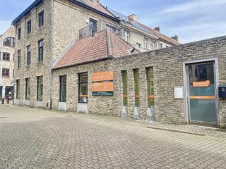 Deze commerciële ruimte, gelegen op een hoek in de Ooststraat te Veurne heeft een oppervlakte van 167 m². Er is ook een ruime...