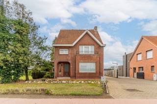 <p><strong><span>Centraal gelegen woning met 3 slaapkamers en polyvalente loods op een perceel van 1.022 m²</span></strong></p>
<p><span>De woning bevindt zich nabij het centrum van Retie, waardoor w</span><span>inkels, scholen en openbaar vervoer zich op korte afstand bevinden.<br /></span><span>Daarnaast geniet u van een goede verbinding met de omliggende gemeenten en de autosnelweg E34.</span></p>
<p><span>Via de inkomhal komen we binnen in de ruime woonkamer met aansluitend de royale eetkamer.<br /></span><span>Dankzij de verschillende raampartijen geniet deze ruimtes van veel natuurlijke lichtinval.</span></p>
<p><span>De centraal gelegen keuken beschikt over voldoende opbergmogelijkheden. Daarnaast is er een praktische kelder van circa 18m².</span></p>
<p><span>Op het gelijkvloers bevinden zich eveneens de wasplaats, een apart toilet en een veranda.</span></p>
<p><span>Via de traphal aan de inkomhal bereiken we de eerste verdieping, waar zich drie slaapkamers bevinden en een badkamer.</span></p>
<p><span>Buiten beschikt de woning over een ruim tuinaandeel. <br />De polyvalente loods vormt een mooie extra en is ideaal voor hobbydoeleinden, een atelier of extra opslagruimte.</span></p>
<p><strong><span>Kortom: <br />een ruime, centraal gelegen gezinswoning met heel wat potentieel, een grote tuin en tal van mogelijkheden voor wie graag zijn eigen stempel op een woning drukt.</span></strong></p>
<h3><span>Bijzonderheden</span></h3>
<ul>
<li><span>Perceel van 1.022m²</span></li>
<li><span>3 slaapkamers</span></li>
<li><span>Polyvalente loods</span></li>
<li><span>Groene omgeving</span></li>
<li><span>Centrale ligging nabij het centrum van Retie</span></li>
</ul>
<p></p>