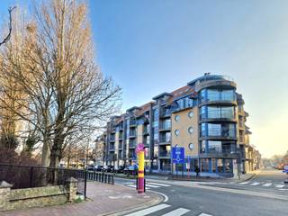 GEZELLIGE & LICHTRIJKE PENTHOUSE MET 2 SLAAPKAMERS + 2 GROTE ZONNETERRASSEN (30m2) GELEGEN OP DE 3DE VERDIEPING OP EEN BOOGSCHEUT VAN HET STRAND...