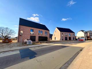 <strong>Welkom in Hoeilaart Bemdekensveld!</strong><br /><br />In Hoeilaart bouwt Matexi 7 ruime nieuwbouwwoningen. Samen vormen ze een kleinschalige buurt die ideaal gelegen is, vlakbij het centrum van Hoeilaart op slechts enkele minuten van Brussel.<br /><br />Dé grote troef van Bemdekensveld is de strategische locatie. Je bevindt je hier vlakbij het <strong>centrum van Hoeilaart</strong> en <strong>je bereikt snel de snelweg</strong>. Het Zoniënwoud ligt op maar 5 minuutjes fietsen, het station op 10 minuten.<br /><br />Ook de omgeving maakt dit kleinschalige project ontzettend aantrekkelijk voor gezinnen.<br /><br />De woningen zelf zijn ruim, <strong>comfortabel en energiezuinig</strong>. Dankzij <strong>zonnepanelen en warmtepomp</strong> wordt je energiefactuur tot een minimum herleid. Het hedendaagse ontwerp gaat hand in hand met een kwalitatieve afwerking.<br /><br />Lot 4 is een <strong>halfopen bebouwing met 3 slaapkamers</strong> met een <strong>grondoppervlakte </strong>van <strong>366 m²</strong>. De <strong>inpandige garage</strong> en de aanleg van het terras zitten mee inbegrepen in de prijs, de <strong>zolder is optioneel af te werken</strong>.<br /><br />Heb je interesse? Neem dan snel contact met ons op.