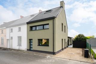 Cette magnifique maison, située à la limite de Merelbeke et de Melle, a été construite en 1936 et a récemment fait l'objet d'une rénovation...