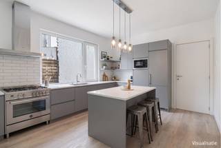 Op zoek naar een instapklare woning met extra opslagruimte nabij het centrum van Kortrijk? Dan is deze net gerenoveerde woning met loods zeker een bezoek waard!<br /><br />TROEVEN<br /><br />- Volledig en net gerenoveerd, alles is nieuw<br />- Uitstekende ligging nabij invalswegen, station, centrum Kortrijk, diverse supermarkten,...<br />- Veel lichtinval<br />- Kwalitatieve materialen<br />- Vaste trap naar de zolder<br />- Loods van ca. 100 m², tal van mogelijkheden<br /><br />INDELING<br />De woning beschikt over een gezellige leefruimte met lichtrijke keuken, die nog volledig naar wens kan gekozen worden en zal uitgevoerd worden door de huidige eigenaar. ,Daarnaast hebben we een handige wasplaats, een verzorgde badkamer en apart gastentoilet. Boven vind je twee ruime slaapkamers, en via de vaste trap heeft u eveneens toegang tot de zolderruimte.<br /><br />Daarnaast kan er optioneel een loods van ca. 100 m² aangekocht worden, ideaal voor extra opslag, professionele activiteit, hobby of stockage.<br /><br />INTERESSE?<br />Contacteer VLAEMYNCK VASTGOED voor meer informatie of een bezoek ter plaatse.<br /><br />REF.: AI/26094/K<br />UC: 20260723-0003323263-RES-2