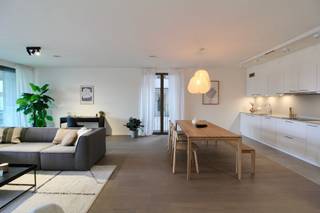 Dit prachtig 2-slaapkamerappartement C20.201 met terras, gelegen op de tweede verdieping van residentie Riverside heeft een oppervlakte van ca. 127 m². Het omvat een inkom met gastentoilet, berging, een badkamer met bad, apart toilet, 2 slaapkamers. Of liever een home-office? Dan richt je de tweede kamer gewoon in als bureauruimte. In dit appartement ben je, ook als kok(kin) altijd verbonden met je gezin of gasten vanuit de open keuken. De leefruimte geniet veel lichtinval dankzij het grote raam dat uitgeeft op je riante terras, met zicht op de jachthaven, van maar liefst 34 m².<br /><br />Het app. is voorzien van vloerverwarming, warmtepomp en handdoekradiators. Bij elk app. hoort een ondergrondse autostaanplaats en/of garagebox. Deze dient apart bij aangekocht te worden. Verder kun je een kelderberging of oplaadpunt bijkopen.<br />Vrije keuze bij verschillende leveranciers voor de binnen afwerking (vloertegels, badkamer &amp; keuken, etc.)<br />Meer info? Contacteer Inge Vancluysen of Marisa Marasco op het nr. 011 41 33 23.