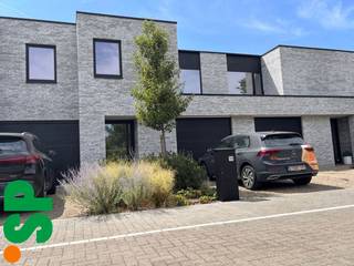 De woning heeft de volgende indeling: Men komt binnen in de inkomhal met het apart toilet (tegels). Van hieruit kan men naar de ruime en lichtrijke woonkamer (tegels; 23m²) met de open ingerichte keuken (tegels, kasten, oven, koelkast, diepvriezer, dampkap, inductie kookvuur, 1.5 spoelbak en vaatwasser; 10m²). Aansluitend aan de keuken is nog een berging voorzien (tegels; wasmachine aansluiting, 6m²). Verder komen we in de garage (tegels; 22m²). <br /><br />Op de eerste verdieping bevinden zich 3 slaapkamers (laminaat; 9m², 12m² en 11m²). Een ruime ingerichte badkamer (tegels, lavabomeubel, bad met douchemogelijkheid en aparte inloopdouche; 6m²), een apart toilet (laminaat).<br /><br />Verder beschikt de woning over een terras met volledig afgesloten tuin. <br /><br />- EPC = 8 kWh/m²<br />- CV = aardgas op vloerverwarming<br />- Kleine huisdieren zijn bespreekbaar<br />- Zonnepanelen <br />- Volledig geschilderd <br /><br />Voor bijkomende inlichtingen of een bezoek ter plaatse kan u steeds vrijblijvend contact opnemen met Immo S|P via info@immosp.be.