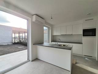 Bent u opzoek naar een strakke totaal afgewerkte (incl. terras en tuin) comfortabele nieuwbouwwoning met 3 slaapkamers, zuid-gerichte tuin, carport...