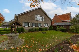 Charmante te renoveren gezinswoning met ruimte en veel potentieel in residentiële wijk<br /><br />Ontdek deze ruime, te renoveren gezinswoning met veel karakter en mogelijkheden, gelegen in een rustige, kindvriendelijke woonwijk in Drongen. De woning bevindt zich op een perceel van 619 m² en geniet van een uitstekende ligging nabij alle belangrijke invalswegen, openbaar vervoer, winkels en scholen.<br /><br />Op het gelijkvloers verwelkomt de inkomhal met vestiairekast je in een lichte en ruime leefruimte met natuurstenen vloer. Aansluitend vind je de ingerichte keuken met directe toegang tot de tuin. Verder zijn er op deze verdieping twee ruime slaapkamers met ingemaakte kasten, een badkamer met ligbad, douche en dubbel wasmeubel, en een apart toilet. De garage met automatische poort en de bijkeuken/wasplaats zorgen voor extra comfort en opbergruimte.<br /><br />Op de eerste verdieping bevindt zich een derde ruime slaapkamer en een grote zolder met tal van mogelijkheden; ideaal om extra kamers of een tweede badkamer te creëren. Het dak werd enkele jaren geleden reeds vernieuwd. <br /><br />Buiten geniet je van een volledig aangelegde tuin met tuinhuis, rechtstreeks toegankelijk vanaf de straatzijde. De ruime oprit biedt voldoende parkeergelegenheid. Bovendien beschikt de woning reeds over dubbele beglazing en elektrische rolluiken.<br /><br />De zuidwestgerichte tuin zorgt voor een prachtige lichtinval en een zalige buitenbeleving.<br /><br />Kortom: deze woning combineert ruimte, rust en een topligging; de ideale kans voor wie op zoek is naar een gezinswoning met solide structuur en renovatiepotentieel in het hart van Drongen.<br /><br />Interesse? CONTACT Laura via 0473 41 35 62 of email naar laura@vicusvastgoed.be