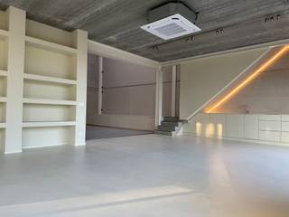 <p>Op zoek naar een instapklare bedrijfsruimte op een toplocatie? In het recente Green Business Park <em>“Woudpark”</em>, gelegen op de industriezone Genk-Noord, bevindt zich deze veelzijdige KMO-unit. De ligging is uitstekend: vlakbij de op- en afritten 30 &amp; 31 van de E314, wat zorgt voor een vlotte bereikbaarheid.</p>
<p>De unit met een zichtlocatie langs de Woudstraat, is energie-efficiënt gebouwd en beschikt over moderne technieken. Op het gelijkvloers komen we binnen in een representatieve showroom/kantoorruimte met grote glaspartijen, wat zorgt voor veel natuurlijk licht en een moderne uitstraling. Op de verdieping is er een modern kantoor en een sanitaire cel met douche. Alle ruimtes hebben een hoge afwerkingsgraad, waaronder maatmeubilair, ledverlichting, gietvloeren en airco's. Verder is er nog een aangrenzend magazijn en zijn er 4 private parkeerplaatsen voor de deur.<br /><br />KENMERKEN GEBOUW:<br />- Oppervlakte: 144m² + 72m² (verdieping)<br />- Constructie: Staalstructuur met geïsoleerde wanden en daken, grote glasgevels<br />- Technieken: warmtepompen met airco's, ledverlichting<br />- Indeling: showroom/kantoor met aangrenzend magazijn en ingerichte kitchenette op het gelijkvloers, kantoor en sanitiare cel met douche op de verdieping<br />- Hoge afwerkingsgraad: maatmeubilair, moderne technieken<br /><br /><span>TROEVEN:<br />- Strategische locatie vlakbij de E314<br />- Flexibele invulling: Combineer magazijn met kantoor, showroom<br />- Visibiliteit: Deze unit langs de Woudstraat geniet van een zichtlocatie <br />- Modern &amp; duurzaam: Energie-efficiënt, kwalitatief gebouwd met strakke architectuur <br /></span>- Parkeergelegenheid: 4 privatieve parkeerplaatsen voor de deur<br />- Verkoop onder BTW-stelsel!<br /><br /><span>Ideaal voor ondernemers die op zoek zijn naar een kwalitatieve werk- of opslagplaats en daarbij belang hechten aan een goede locatie, gebouwen met uitstraling en de juiste prijs/kwaliteit verhouding. </span><br /><br /><span>Meer info: +32 (0)11 39 90 50 of info@jansenrealestate.be</span></p>
<br /><br /><span><br /><br /><br /></span>