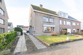 Op een absolute topligging in Gent, gesitueerd tussen het Miljoenenkwartier en UZ Gent, bevindt zich deze ruime halfopen bebouwing van de hand van architect Juliaan Lampens. De woning ligt op een perceel van 468 m² en combineert een uitstekende ligging met een groot renovatiepotentieel.<br /><br />De woning dateert van 1967 en biedt vandaag een stevige structurele basis met mooie volumes, maar dient gerenoveerd te worden om aan de hedendaagse wooncomfortnormen te voldoen. Op het gelijkvloers betreedt u de woning via de inkomhal, die toegang geeft tot de keuken met eethoek en de aangename leefruimte. Op de eerste verdieping bevinden zich drie volwaardige slaapkamers, een overloop en een badkamer. Daarboven is er een heel ruime zolder die bijkomende mogelijkheden biedt, bijvoorbeeld als extra kamers of hobbyruimte, afhankelijk van uw wensen en mits het plaatsen van een vaste trap. <br /><br />Verder beschikt de woning over een grote kelder (40 m²), een kruipkelder, en een vrijstaande gemetste garage, wat het geheel extra praktisch maakt. De zuidwest georiënteerde tuin vormt een belangrijke troef, waar u in alle rust en privacy kan genieten van de zon tot in de late namiddag en avond.<br /><br />Deze woning is een unieke opportuniteit voor wie op zoek is naar een karaktervolle architecturale woning op een centrumlocatie in Gent, met ruimte, licht en vooral veel potentieel om er een hedendaagse en kwalitatieve gezinswoning van te maken.