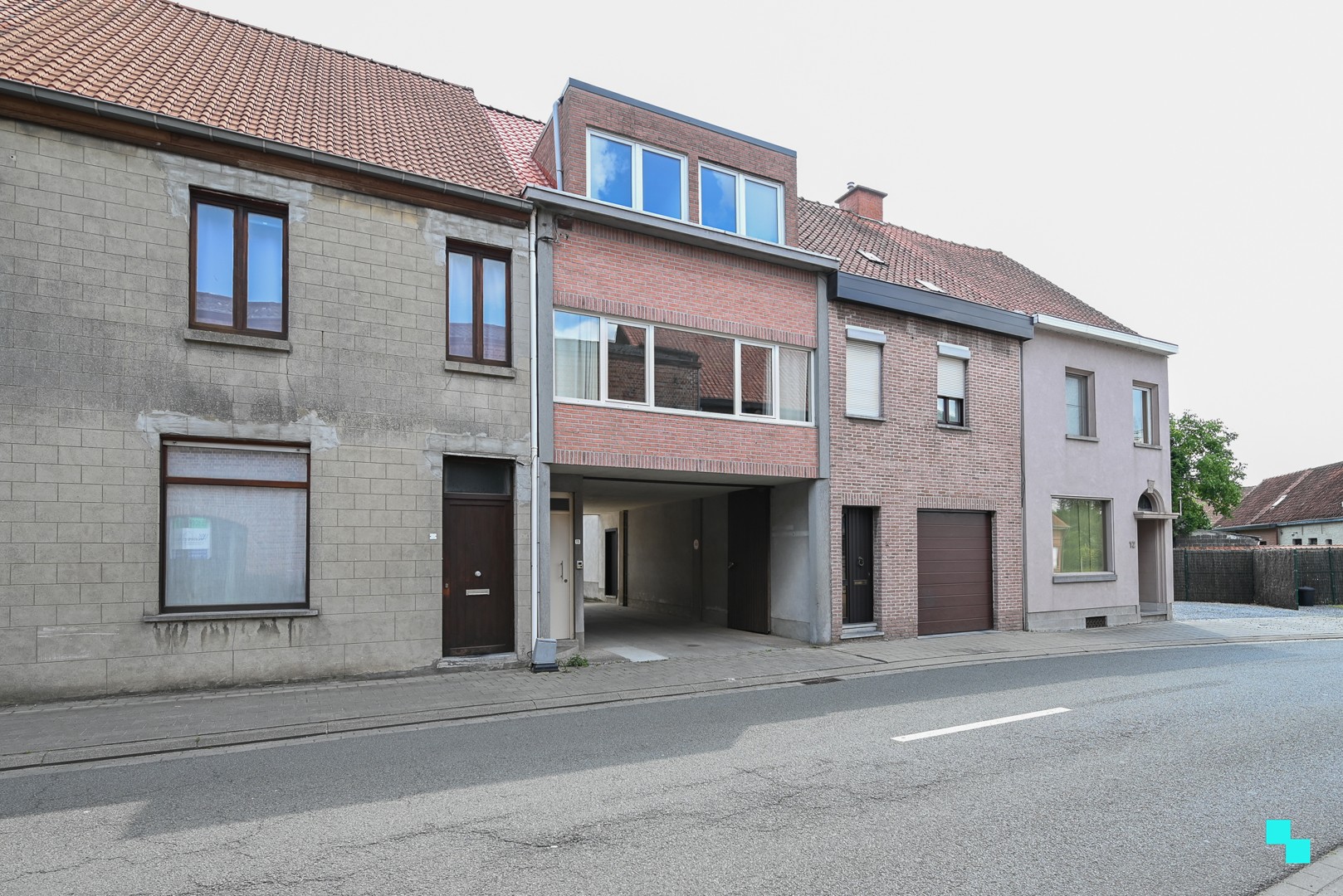 Toonzaal of bureelruimte met riante opslagruimte in hartje Kuurne op discrete ligging - photo 2