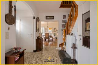 <strong>Immo Van Middelem verkoopt deze charmante woning gelegen op een topligging in het centrum van Dilbeek. Ze geniet van een bijzonder gunstige mobiscore van 8,7/10. Winkels, openbaar vervoer, scholen en sportfaciliteiten zijn te voet bereikbaar. Ideaal voor mensen die graag wonen in een levendige, maar toch rustige dorpskern. </strong><br /><br />Indeling:<br />- GELIJKVLOERS: inkomhal, toilet, salon en eetplaats met keuken en toegang tot terras en tuin;<br />- EERSTE VERDIEPING: nachthal, twee slaapkamers en een badkamer met toilet. Mogelijkheid om een 3e slaapkamer te creëren;<br />- ZOLDER: via trapladder (niet ingericht, biedt extra opbergmogelijkheden).<br />- KELDER: wasplaats, berging en garage;<br /><br />Betonnen gewelven, centrale verwarming op stadsgas.<br />EPC: 460 kWh/m².jaar - Label E (UC:3730628). Renovatieverplichting van toepassing.<br />Vrij bij akte.