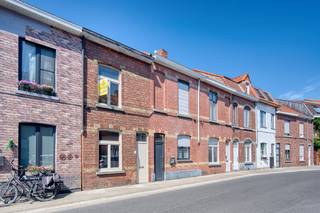 Assebroek, leuk ENERGIEZUINIG gezellig instapklaar woonhuis met 3 SLAAPKAMERS en tuintje<br />Omvat: Ruime lichtrijke living met PLANKENVLOEREN en open ingerichte keuken, uitgevend op tuintje met houten tuinberging.<br /> 1é Verd: overloop, mooie slaapkamer, grote badkamer met ligbad en dubbele lavabo, plaats voor wasmachine en droogkast.<br /> Dakverdiping , 2 slaapkamers.<br />Centrale verwarming met nieuwe condensatiebrander( 2025) op aardgas, dubbel glas.