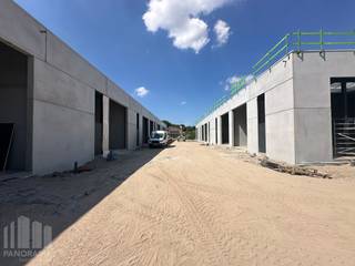 Kwaliteitsvolle nieuwbouw KMO-unit met een oppervlakte van 120 m². De unit maakt deel uit van een nieuw KMO-project "<strong>Saros-park</strong>" bestaande uit 25 KMO-units te koop met oppervlaktes tussen 90 m² en 184 m² (eventueel samen te voegen tot grotere entiteiten), het park biedt een moderne en duurzame infrastructuur.<br /><br />De ruimte wordt opgebouwd uit een staalconstructie, in combinatie met een betonplint en geïsoleerde sandwichpanelen. De loodsen zijn toegankelijk via een automatische sectionale poort met afzonderlijke toegangsdeur. Daarnaast is elke unit uitgerust met lichtstraten en een rookluik, polybetonvloer en een geïsoleerd dak. Bij elke unit is tevens <strong>parking </strong>voorzien en de mogelijkheid om extra parkeerplaats aan te kopen.<br /><br />Ideaal voor <strong>opslag, atelier of kleine productie</strong>. Verwachte oplevering Q4 2026. <strong>Reeds 80% verkocht!</strong><br /><br />Heeft u interesse of wenst u graag meer details over dit aanbod? Neem contact op met Gill voor meer info, plannen en lastenboek via het nummer 09 219 90 30.