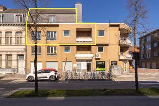 We hebben hier met ontzettend veel plezier gewoond in dit kleinschalige gebouw. De lage vaste kosten en de fijne sfeer met de buren waren voor ons altijd een grote troef. Door de duplex-indeling voelt het echt als een huis met de slaapkamers en badkamer rustig op de bovenverdieping. Als schrijnwerker heb ik de keuken volledig zelf ontworpen en geplaatst als uniek hart van de woning. We vonden veel gemak in de private kelder en de handige garage voor onze fietsen en vuilnisbakken. Dit is de plek waar ons eerste kindje is geboren en we hopen dat de nieuwe bewoners er net zo gelukkig worden als wij.