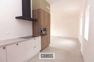 <p><span>WONEN IN DE PAREL VAN HASPENGOUW</span></p><p><span> </span></p><p><span>Wonen in een unieke setting waar heden & verleden elkaar ontmoeten!</span></p><p><span>Overhof is een uitzonderlijk woonproject in het landelijke Hoepertingen, een deelgemeente van de stad Tongeren-Borgloon. Dit kleinschalig project bestaat uit stijlvolle open bebouwingen, afgeschermd achter een geklasseerde vierkantshoeve. Dit alles midden in de natuur. De bakker, de slager, de dokter, de apotheker en winkels liggen allemaal in de nabije omgeving. Voor het meest kostbare goed dien je je woning niet te verlaten, rust!</span></p><p><span> </span></p><p><span>Start fase II</span></p><p><span>De eerste fase bestaande uit dertien stijlvolle open bebouwingen werd succesvol afgerond en is volledig uitverkocht. Momenteel is verkoop van fase II gestart, namelijk de hoeve zelf. Dit houdt de renovatie in van de oude beschermde hoeve die werd opgericht in 1850. Dit vertaalt zich in een uniek plaatje, waarbij de rijke geschiedenis & de authentieke details voelbaar aanwezig zullen zijn. Dit alles in combinatie met hedendaagse technieken. </span></p><p><span> </span></p><p><span>Woning 2 beschikt over 152m² woonoppervlakte en biedt een inkomhal, een apart toilet, een leefruimte met open keuken en een berging. Op de eerste verdieping ontdekken we de nachthal, 3 slaapkamers en een badkamer.</span></p><p><span> </span></p><p><span>Bijkomend beschikt deze woning over een zolder, een private tuin met terras en 2 vaste parkeerplaatsen.</span></p><p><span> </span></p><p><span>KORT SAMENGEVAT</span><span>:</span></p><p><span>Vraagprijs: € 350.000,00</span></p><p><span>Verkoop onder registratierechten (2% of 12%)</span></p><p><span>Parkeerplaatsen inbegrepen in de prijs.</span></p><p><span> </span></p><p><span>Maak kennis met Hoeve Overhof</span></p><p><span>Wonen in een vierkantshoeve te midden van groen en omgeven door boomgaarden?</span></p><p><span>Contacteer de medewerkers van Canius op het nummer 011 74 12 36 of via e-mail <span>info@canius.be</span></span><span> om samen te ontdekken welke woning jouw toekomstige thuis wordt. </span></p><p><span> </span></p><p><span>*Deze gegevens zijn louter ter informatieve titel. De vermelde oppervlaktes zijn slechts een indicatie. Canius Real Estate kan niet verantwoordelijk gesteld worden voor de juistheid van de aan haar verstrekte gegevens. </span></p><p><span> </span></p>