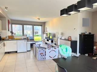 Welkom in dit gelijkvloersappartement in het hart van Hombeek, een ideale plek voor wie op zoek is naar comfort en modern wonen. Gelijkvloers appartement met 2 slaapkamers, terras, living met open keuken, badkamer, berging, WC, kelder en ondergrondse autostaanplaats.Bij binnenkomst wordt u verwelkomd in een ruime woonkamer die baadt in natuurlijk licht, dankzij de grote ramen die uitkijken op het aangename terras. Dit terras is de perfecte plek om te ontspannen en biedt een prachtig uitzicht op de gemeenschappelijke tuin. De open keuken is volledig uitgerust, wat uitnodigt tot culinaire creativiteit. Het appartement beschikt over twee comfortabele slaapkamers en inkomhal.De badkamer is voorzien van een ligbad en lavabo met kolomkast en zorgt voor een ontspannen plek om de dag af te sluiten. De locatie biedt een uitstekende verbinding met het openbaar vervoer en nabijgelegen winkels.Het appartement beschikt eveneens over een ondergrondse autostaanplaats P5 met berging B5 Mis deze kans niet en plan vandaag nog een bezichtiging!