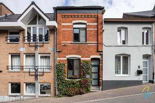 <p><strong>TE KOOP GEZINSWONING MET 3 SLP EN TUINTJE</strong></p>
<p>Deze woning in de Steenstraat 10 te Geraardsbergen combineert ruimte, licht en functionaliteit over 3 volwaardige verdiepingen.<br />Bovendien beschikt de woning over een tuin, wat een mooie meerwaarde biedt.</p>
<p>Bij het binnenkomen betreedt u de inkomhal die toegang geeft tot de gezellige leefruimte/zitplaats met open keuken. Aansluitend vindt u een praktische wasruimte en een apart toilet. Vanuit de leefruimte is er connectie met de tuin, ideaal om binnen en buiten mooi in elkaar te laten overlopen.</p>
<p>Op de 1ste verdieping bevindt zich een ruime slaapkamer, een comfortabele badkamer (douche, ligbad, toilet en dubbele lavabo).</p>
<p>De 2<sup>de</sup> verdieping is bereikbaar via een vaste trap en beschikt nog over 2 volwaardige slaapkamers of extra hobbyruimte/bureau.</p>
<p>Interesse?<br />Plan vandaag nog je afspraak in met Kat: 0473.42.76.99. – katrien@cornelis-goeman.be</p>
<p><strong>Vraagprijs: €265.000</strong></p>