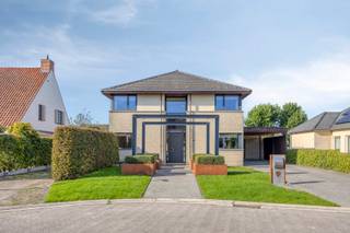 <p><span>Ruimte, rust en een heerlijke tuin komen samen in deze vrijstaande villa aan Agnetendal 9 in Arendonk. De woning werd gebouwd in 2000 en ligt op een perceel van 687 m² in een rustige, residentiële omgeving. Met 229 m² woonoppervlakte is er verrassend veel ruimte voor wonen, werken en ontspannen.</span></p>
<p><span>Bij binnenkomst merk je meteen dat deze woning meer te bieden heeft dan alleen de gebruikelijke lichte leefruimtes. Naast een geïnstalleerde keuken, 3 ruime slaapkamers en een royale badkamer beschikt de woning over een aparte praktijk- of kantoorruimte. Ideaal voor wie vanuit huis werkt, een eigen praktijk heeft of behoefte heeft aan een extra multifunctionele plek voor werk, hobby of andere doeleinden. (De mogelijkheid voor eigen opgang.)</span></p>
<p><span>Ook de ruime zolder zorgt voor extra mogelijkheden. Deze is bereikbaar via een vaste trap en kan naar eigen behoefte worden gebruikt. Daarnaast beschikt de woning over een kruipruimte.</span></p>
<p><span>Comfort is hier duidelijk een belangrijk onderdeel van de woning. Er is centrale verwarming op aardgas met radiatoren op de bovenverdieping en op de benedenverdieping is vloerverwarming aanwezig. De woning en garage zijn voorzien van aluminium kozijnen met dubbele beglazing.</span></p>
<p><span>Ook op energetisch vlak biedt de woning aantrekkelijke troeven. Met een EPC-label B en een energiescore van 123 kWh/m²/jaar is de woning energiezuinig. Daarnaast beschikt het dak over 22 zonnepanelen met een totaal vermogen van 6.820 Wp. De PV-installatie werd in januari 2026 gekeurd en conform bevonden.</span><span> </span></p>
<p><span>De tuin is volledig aangelegd en omheind, geeft privacy en biedt dankzij de royale afmetingen volop mogelijkheden om op verschillende momenten van de dag van het buitenleven te genieten. Door de omvang van de tuin zijn er meerdere plekken waar op elk moment van de dag een fijne plek in de zon of schaduw te vinden is.</span></p>
<p><span> </span></p>
<p><span>De zwemvijver vormt een echte blikvanger. Verder beschikt de woning over een terras voorzien van overkapping en een mooie plek onder de bomen. Ook voor auto’s is er meer dan voldoende parkeergelegenheid dankzij de aanwezige carport en de opritten aan beide zijden van het huis.</span></p>
<p><span> </span></p>
<p><span>De woning ligt in de rustige wijk De Bosvelden, dicht bij de Nederlandse grens en op loopafstand van het dorpscentrum met horeca en winkels.</span></p>
<p><span> </span></p>
<p><span>Kortom: een ruime en instapklare vrijstaande villa met 3 slaapkamers, badkamer, separate toiletten, extra werkruimte en een zolder met veel bergruimte en een fraai aangelegde onderhoudsvriendelijke tuin met zwemvijver. Een woning waar binnen én buiten volop ruimte is om te wonen, te werken en te genieten.</span></p>
<p></p>
<p><strong><span>Kijkmoment: 17 okt van 10u tot 12u</span></strong><span></span></p>
<p><strong><span>Alleen op afspraak.</span></strong><span></span></p>
<p><span> </span></p>
<p><strong><span>Bezichtigen of meer informatie?</span></strong><span></span></p>
<p><strong><span>www.agnetendal9.be</span></strong></p>