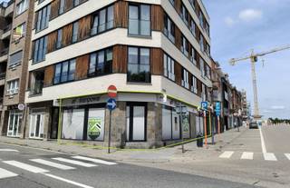 Dit handelspand is uitstekend gelegen op de hoek van de Jaminéstraat en het Stationsplein met brede etalage aan beide straatkanten...