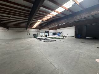 Op zoek naar een grote en toegankelijke opslag. Deze loods van 700 m² is nu beschikbaar voor verhuur.De loods is perfect voor logistieke...
